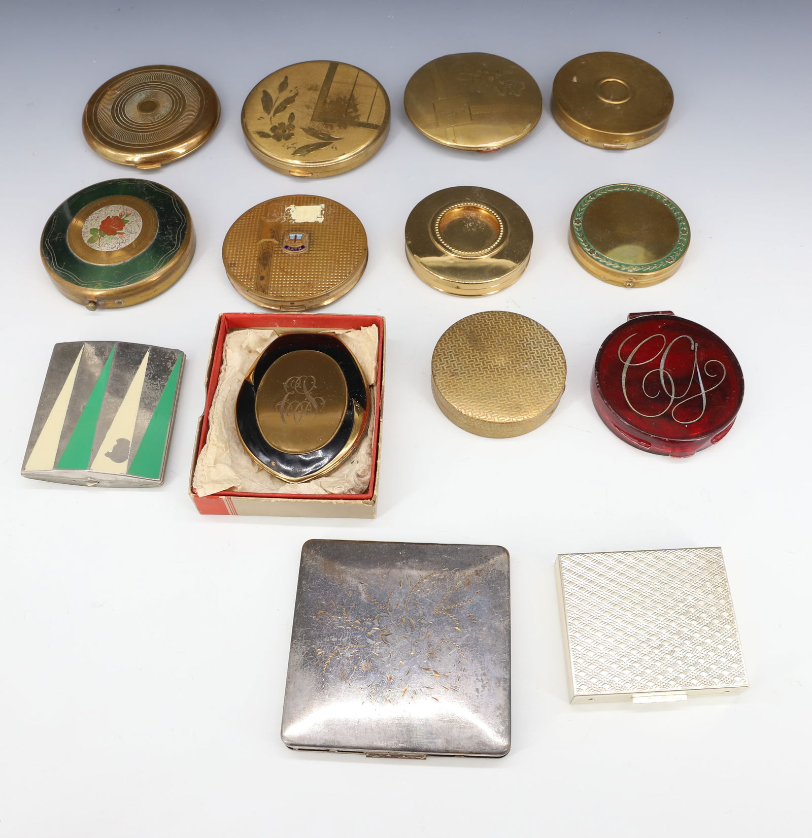 COLLECTION OF VINTAGE COMPACTS: GOLD TONED AND MORE. INCLUDING: CHARLES OF THE RITZ, NEW YORK, DJER KISS, LIN BREN CREATION, COTY PARIS, DORSET FIFTH AVENUE, AND MORE. PLEASE READ CAREFULLY - Terms for Purchasing and Shipping of Auc