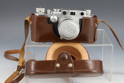VINTAGE LEICA CAMERA W/ CASE