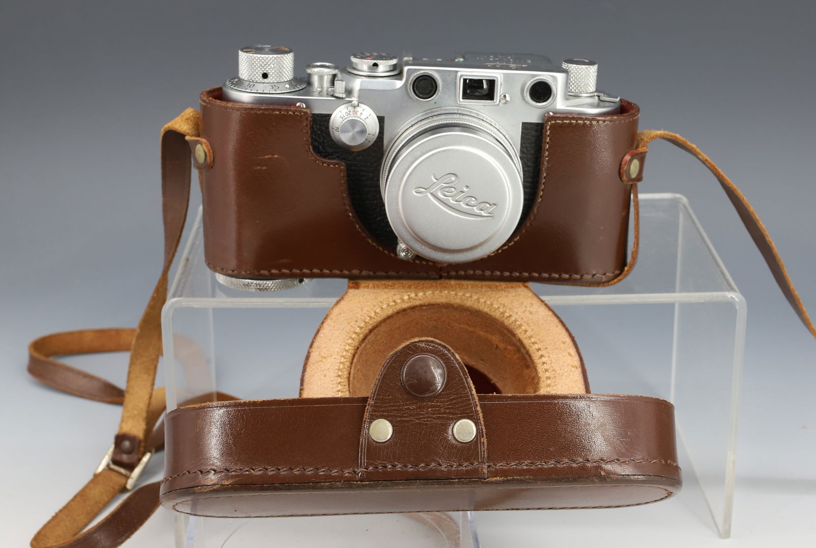 VINTAGE LEICA CAMERA W/ CASE (1 of 8)