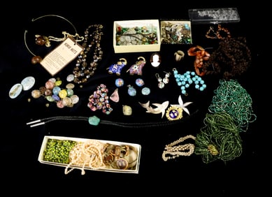 LOT OF COSTUME JEWELRY