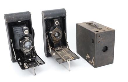 LOT OF VINTAGE CAMERAS