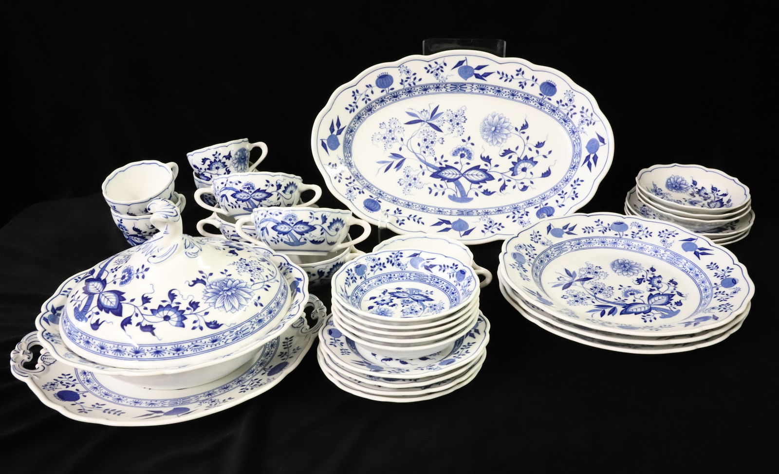 HUTSCHENREUTHER "BLUE ONION" DISH SET: (30) PIECE SET INCLUDING: (3) DINNER PLATES 10 1/4" D., (3) SIDE PLATES 6 3/8" D., (4) SIDE PLATES 6 3/8" D. (SLIGHTLY DIFFERENT PATTERN), (3) SHALLOW BOWLS 5 1/2" D., (5) SHALLOW BOWLS 5 1/4" D. (4)