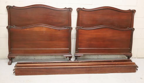 PAIR OF GEORGETOWN GALLERIES MAHOGANY TWIN BEDS