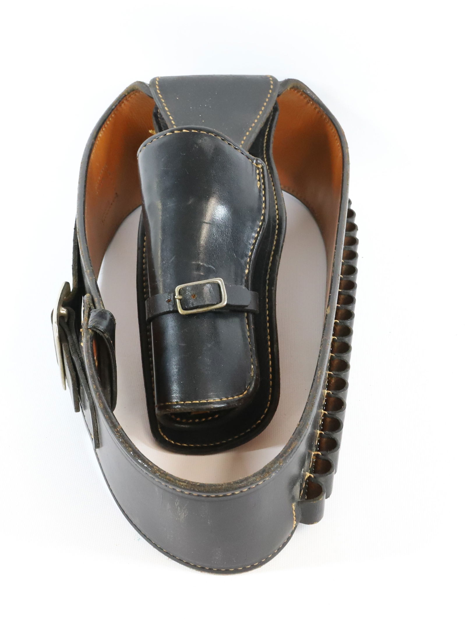 ARVO OJALA LEATHER BELT HOLSTER: HAND TOOLED LEATHER, BLACK STAIN - ARVO OJALA MARKER, HOLLYWOOD 38" PLEASE READ CAREFULLY BEFORE BIDDING. ALL PAYMENTS MUST BE MADE BEFORE ITEMS CAN BE SHIPPED. BUYERS CAN PAY VIA LIVE AUCTIONEERS PAY