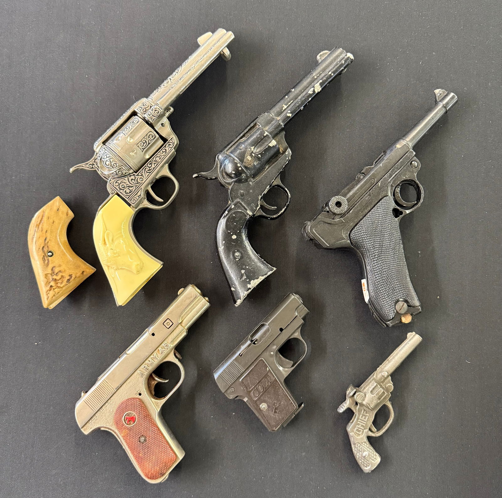 LOT OF MODEL / PROP GUNS: (6) VARIOUS TYPES INCLUDING: CHIEF CAP GUN, PLASTIC COLT POCKET MODEL, ARMY 45, PARABELLUM AND MORE.