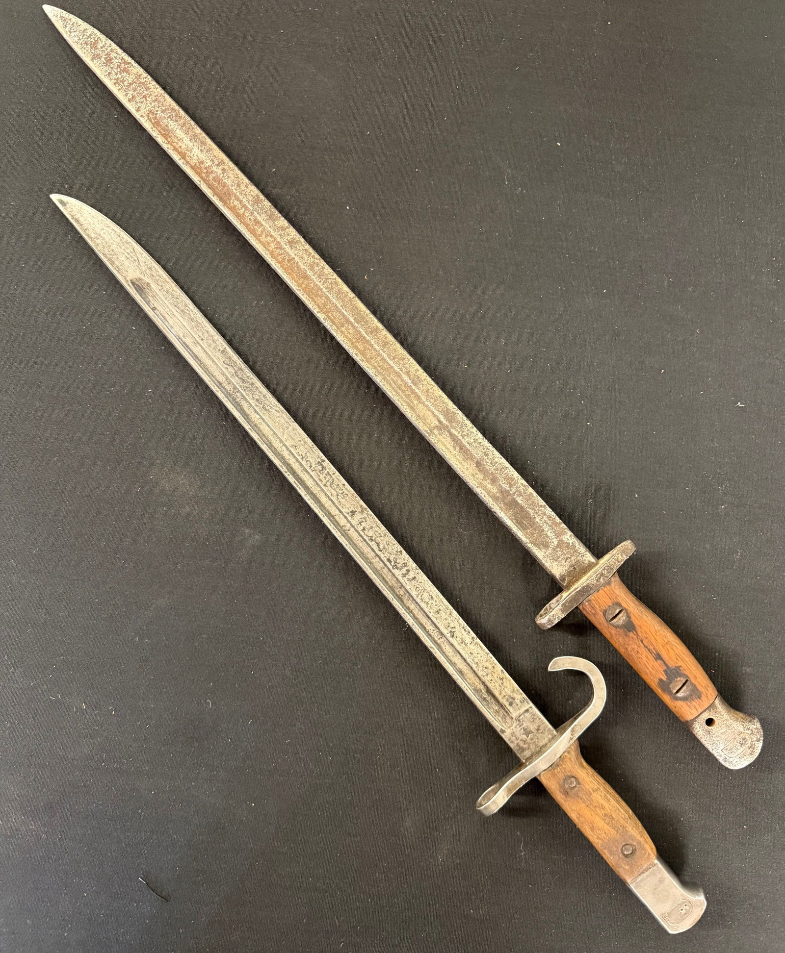 WWII ERA JAPANESE TYPE ARISAKA BAYONET AND OTHER: ARISAKA BAYONET HAS SERIAL# 11125 WITH CHARACTER MARKS - 20" AND 21 1/2"
