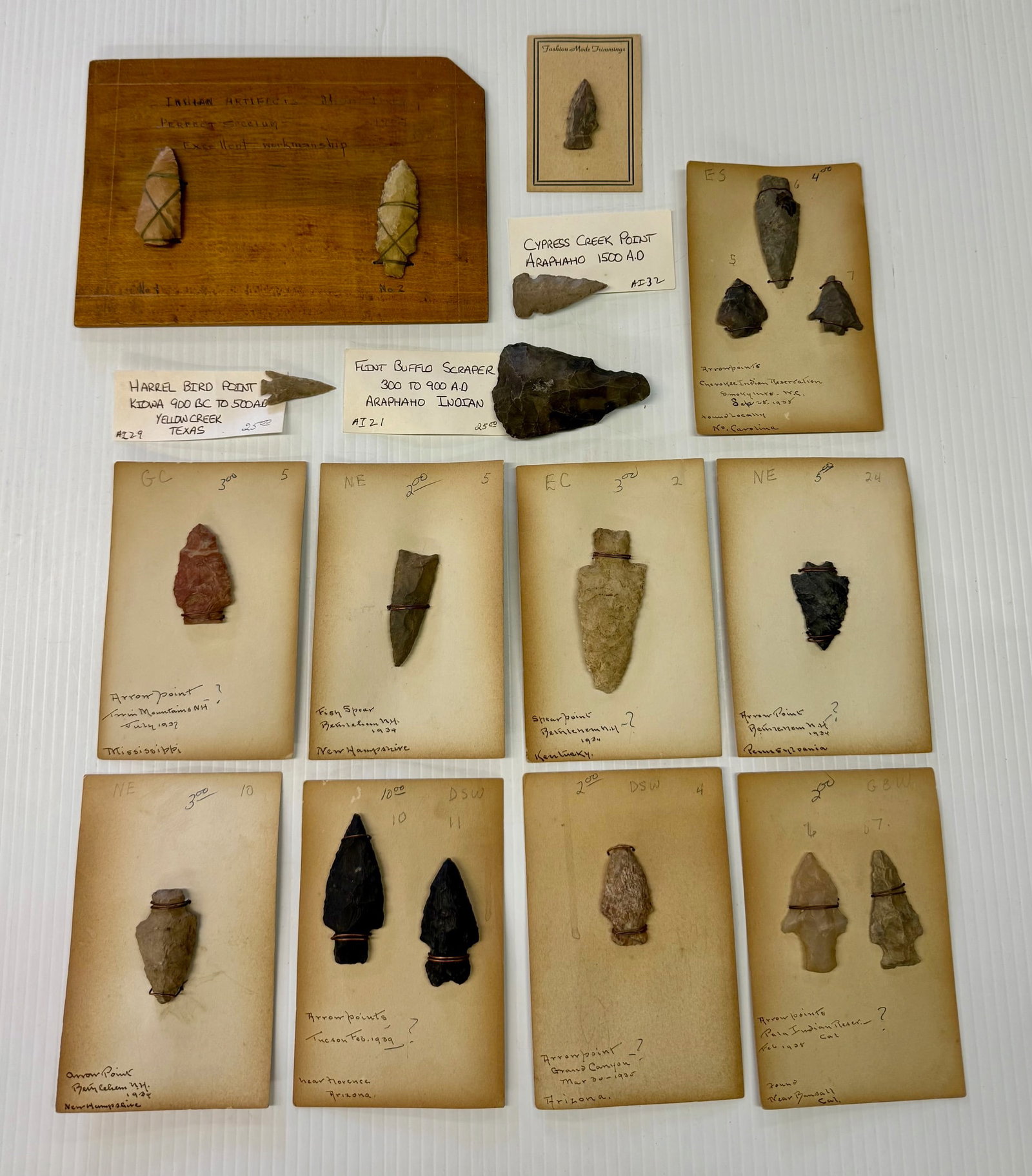 LOT OF ARROW POINTS AND ARTIFACTS: SOME IDENTIFIED AND MOUNTED ON CARDBOARD. MAJORITY FROM 1930S VARIOUS PARTS OF U.S.