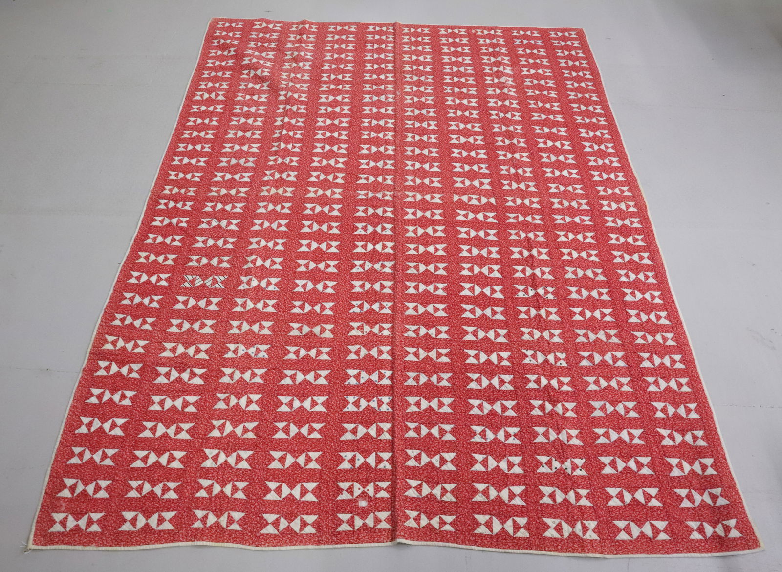 VINTAGE HANDMADE QUILT (1 of 5)