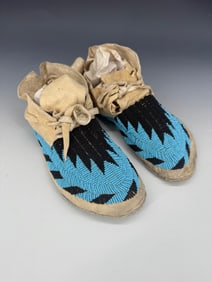 PAIR OF NATIVE AMERICAN MOCCASINS