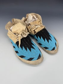 PAIR OF NATIVE AMERICAN MOCCASINS