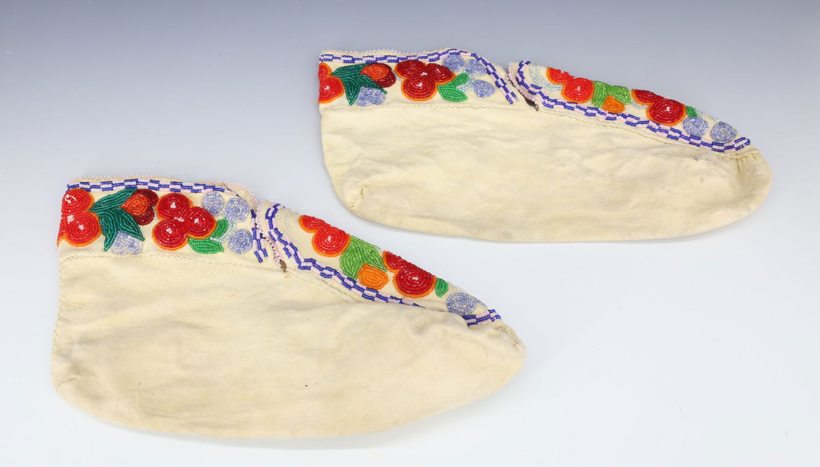 PAIR OF NATIVE AMERICAN MOCCASINS: BLUE / BLACK BEADED MOCCASINS 9 3/4" L.