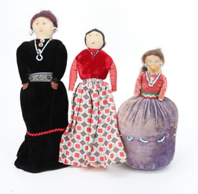 LOT OF NATIVE AMERICAN DOLLS