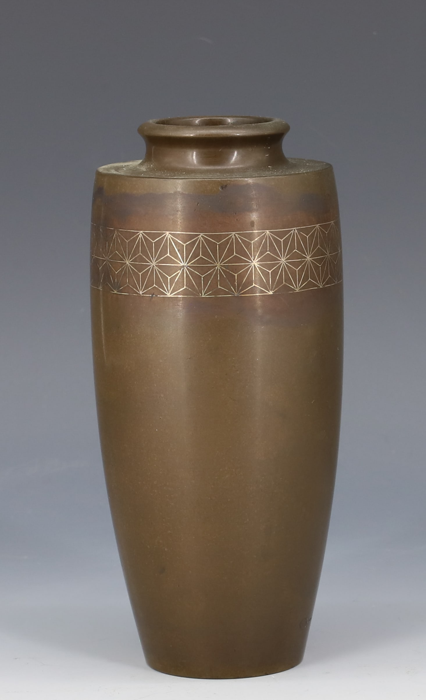 JAPANESE INLAID SILVER VASE: BRASS AND SILVER MEIJI PERIOD GEOMETRIC DESIGN 5 3/4" PLEASE READ CAREFULLY - Terms for Purchasing and Shipping of Auction Items. Please read carefully before bidding. Hartzell’s Auction Gallery. Ha