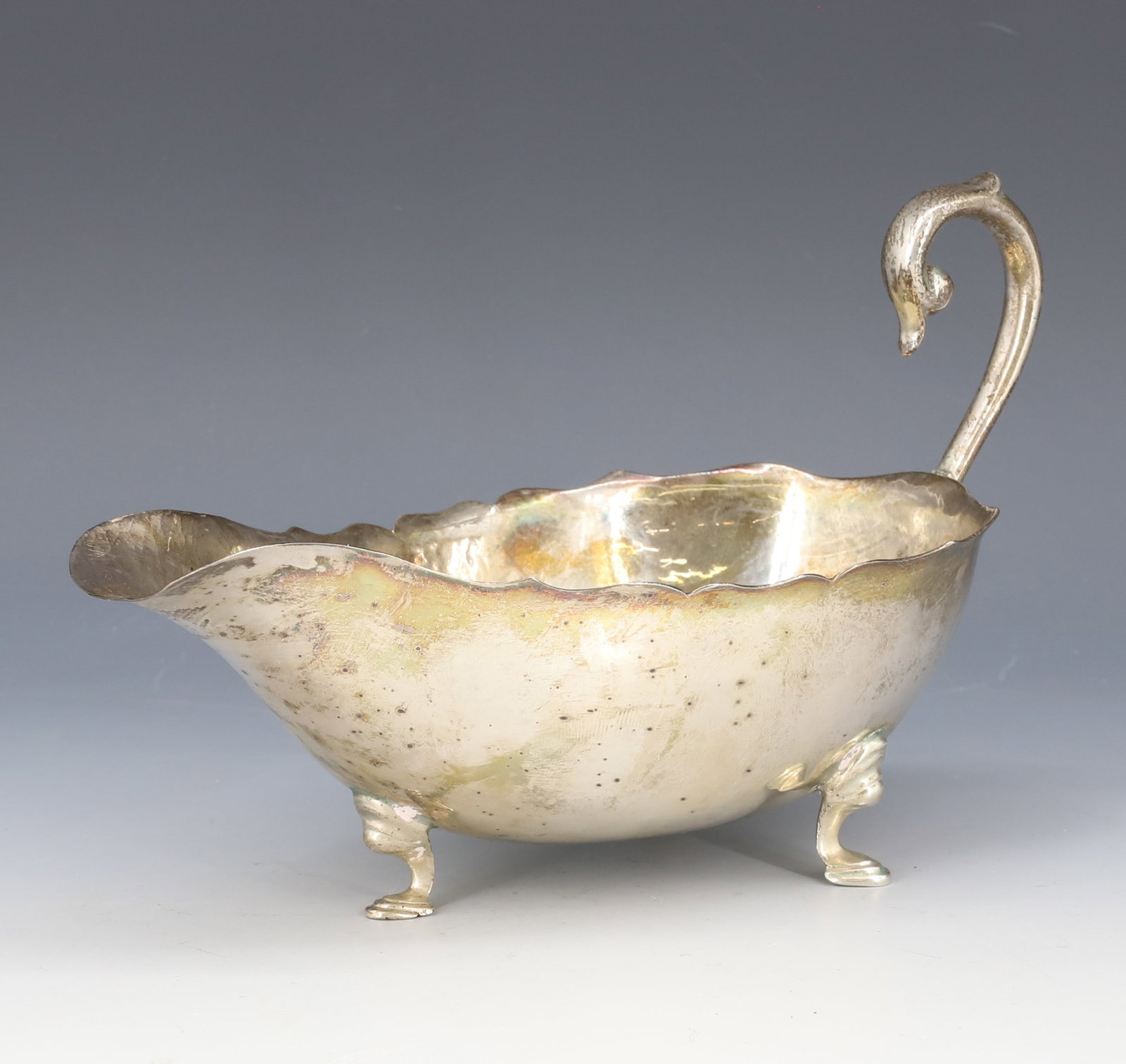MEXICAN 950 STERLING GRAVY BOAT: MARKED "EMMA" DOLORES IV 950 MEXICO 4 3/4" X 8" TOTAL WEIGHT 7.6 OZT PLEASE READ CAREFULLY - Terms for Purchasing and Shipping of Auction Items. Please read carefully before bidding. Hartzell’s Auct