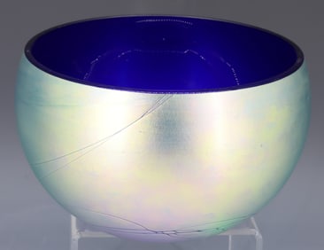 ART GLASS IRIDESCENT BOWL