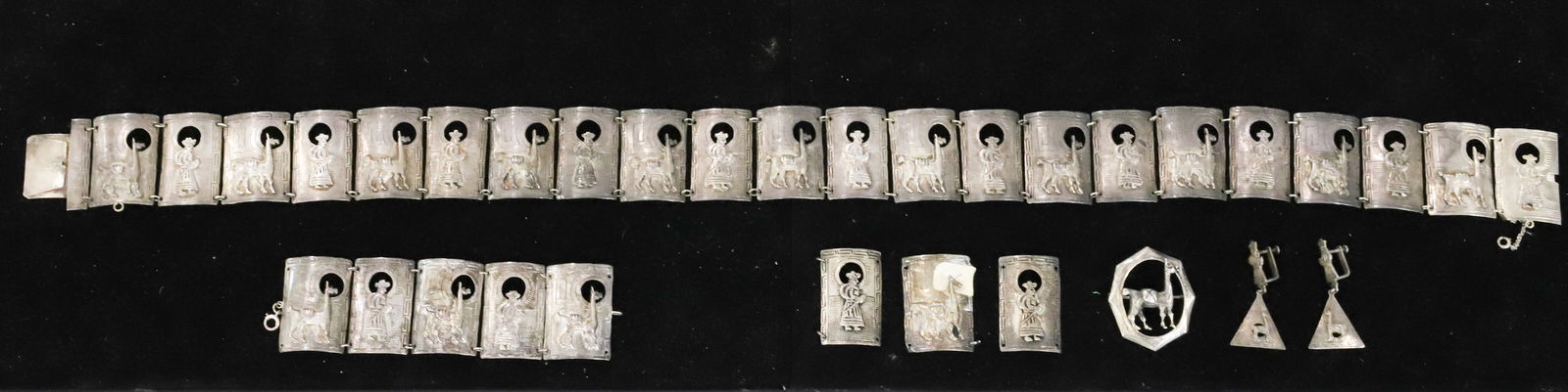 STERLING SILVER LOCKET AND CHAIN (1 of 5)