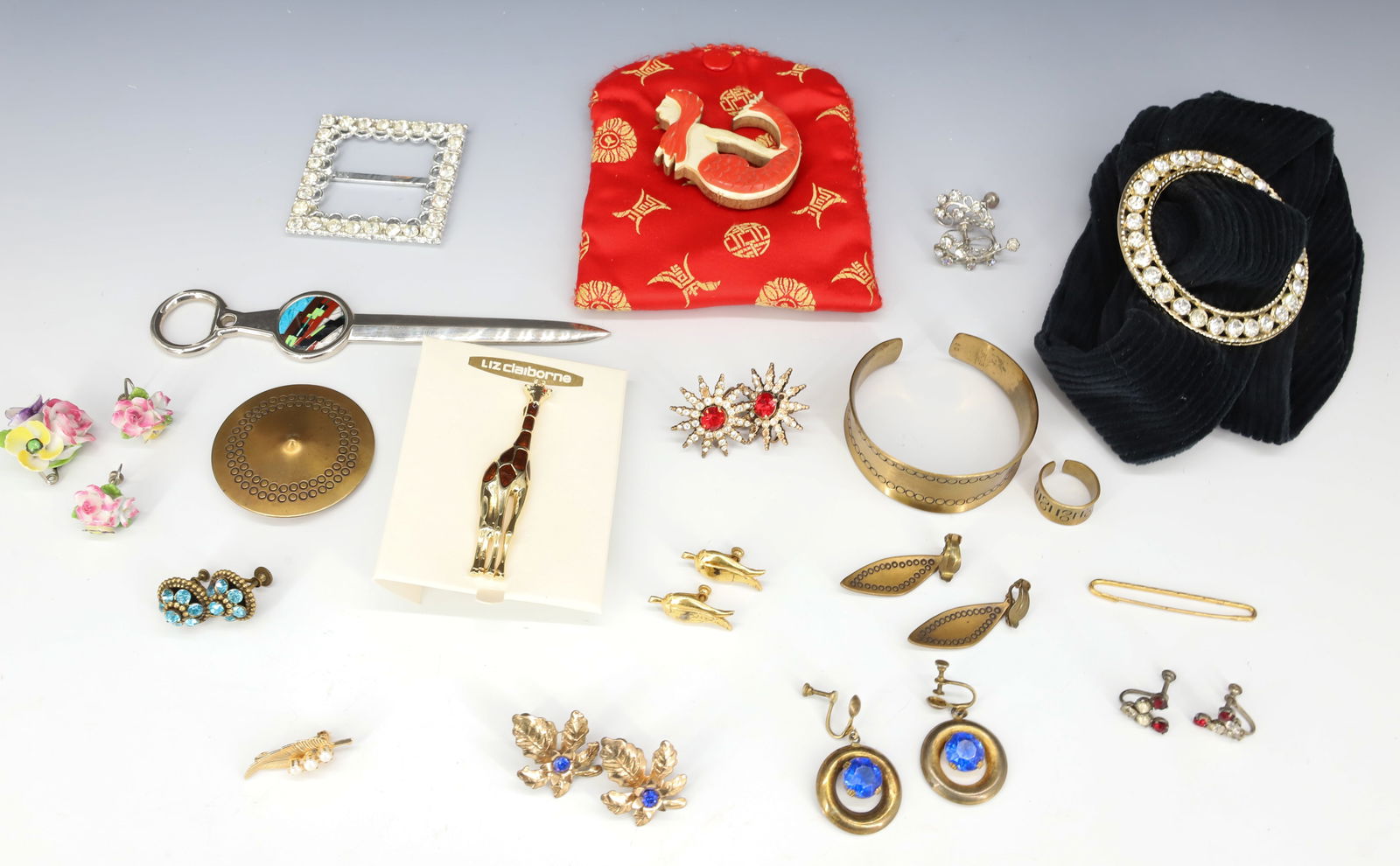 COSTUME JEWELRY LOT (1 of 6)