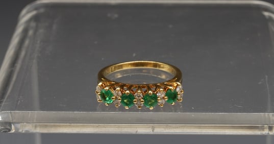 DIAMOND AND EMERALD 18K RING