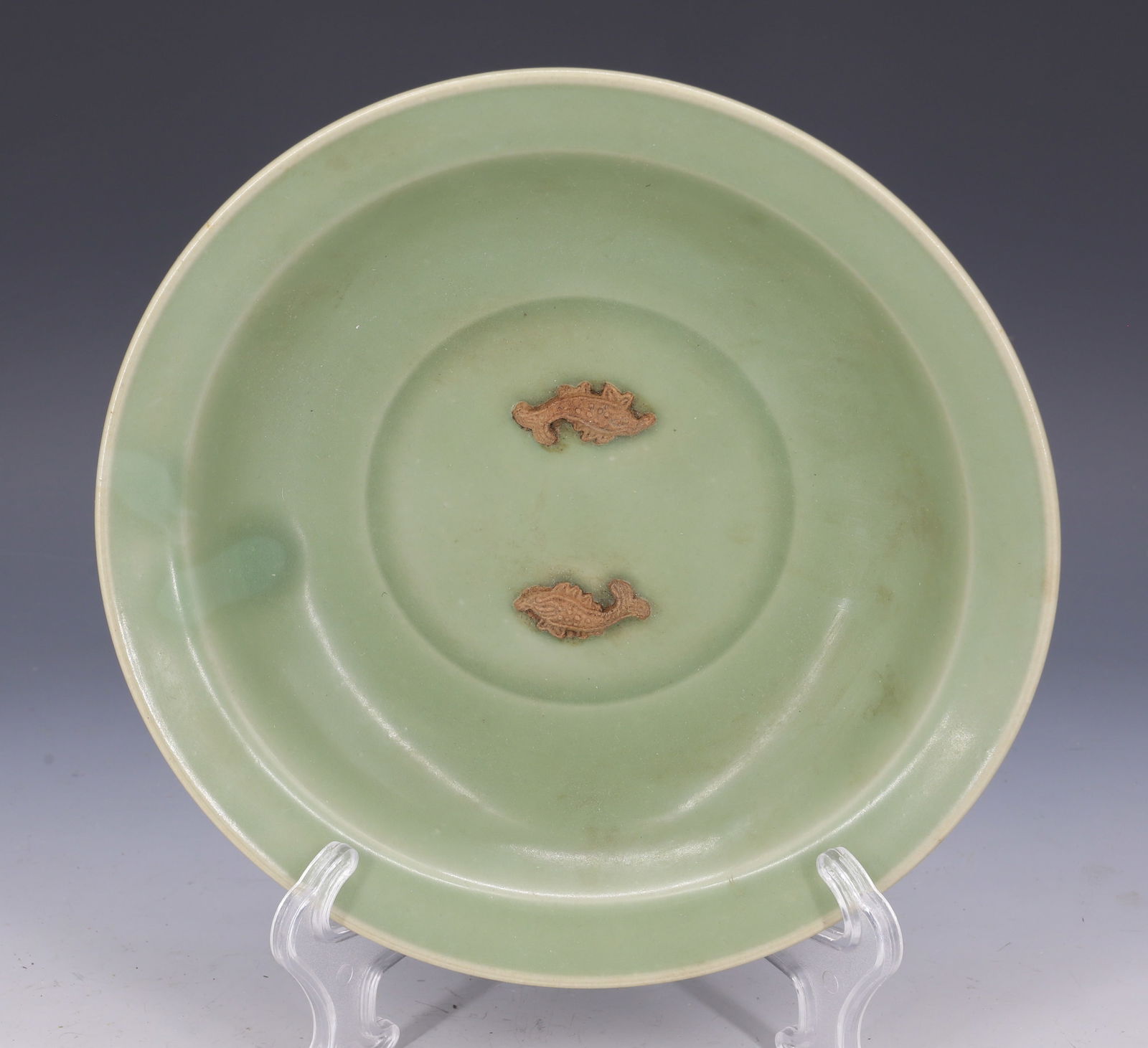 CHINESE CELADON BOWL WITH TWO BISCUIT FISH (1 of 3)