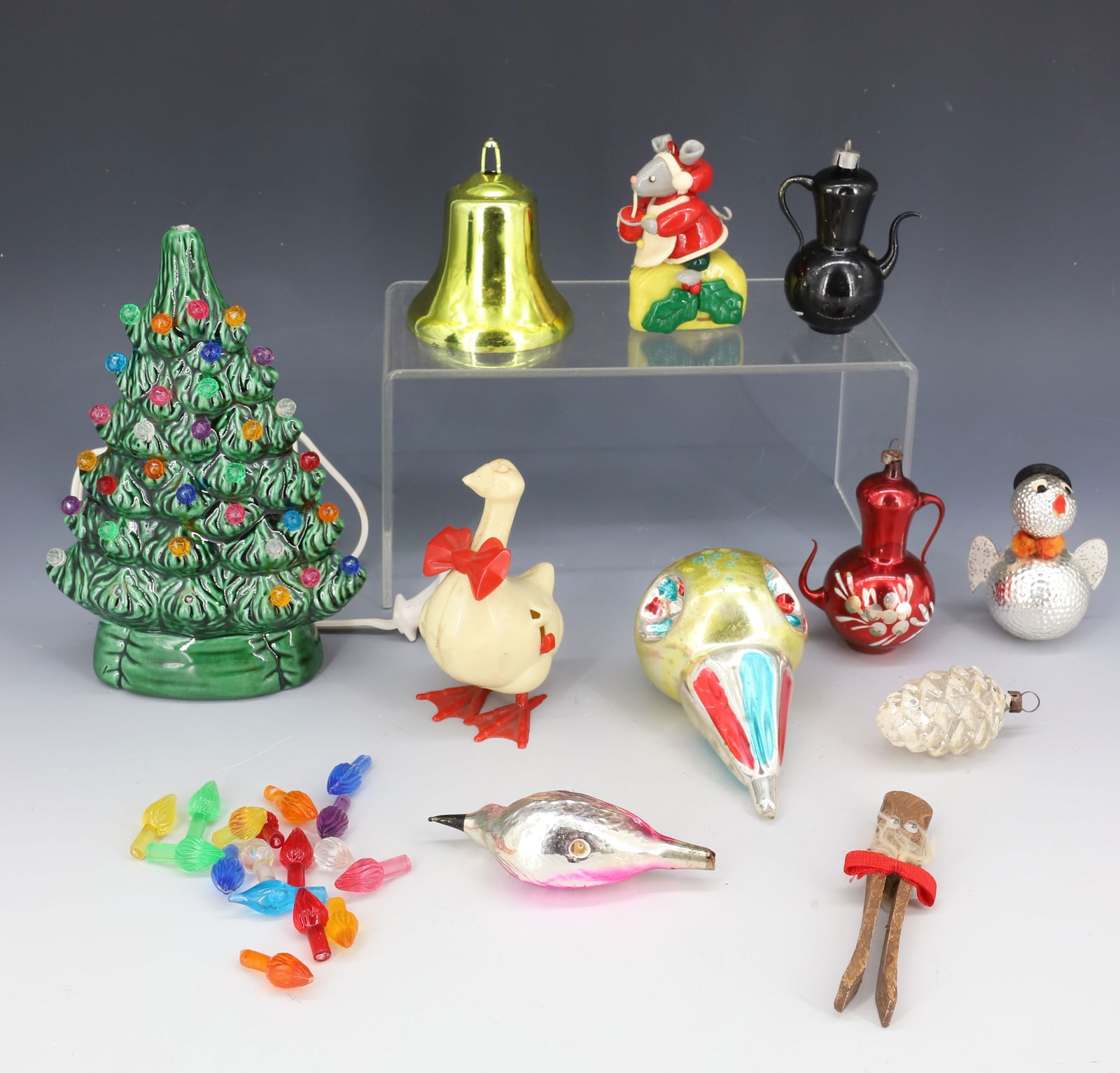 LOT OF VINTAGE CHRISTMAS ORNAMENTS AND CERAMIC TREE (1 of 5)