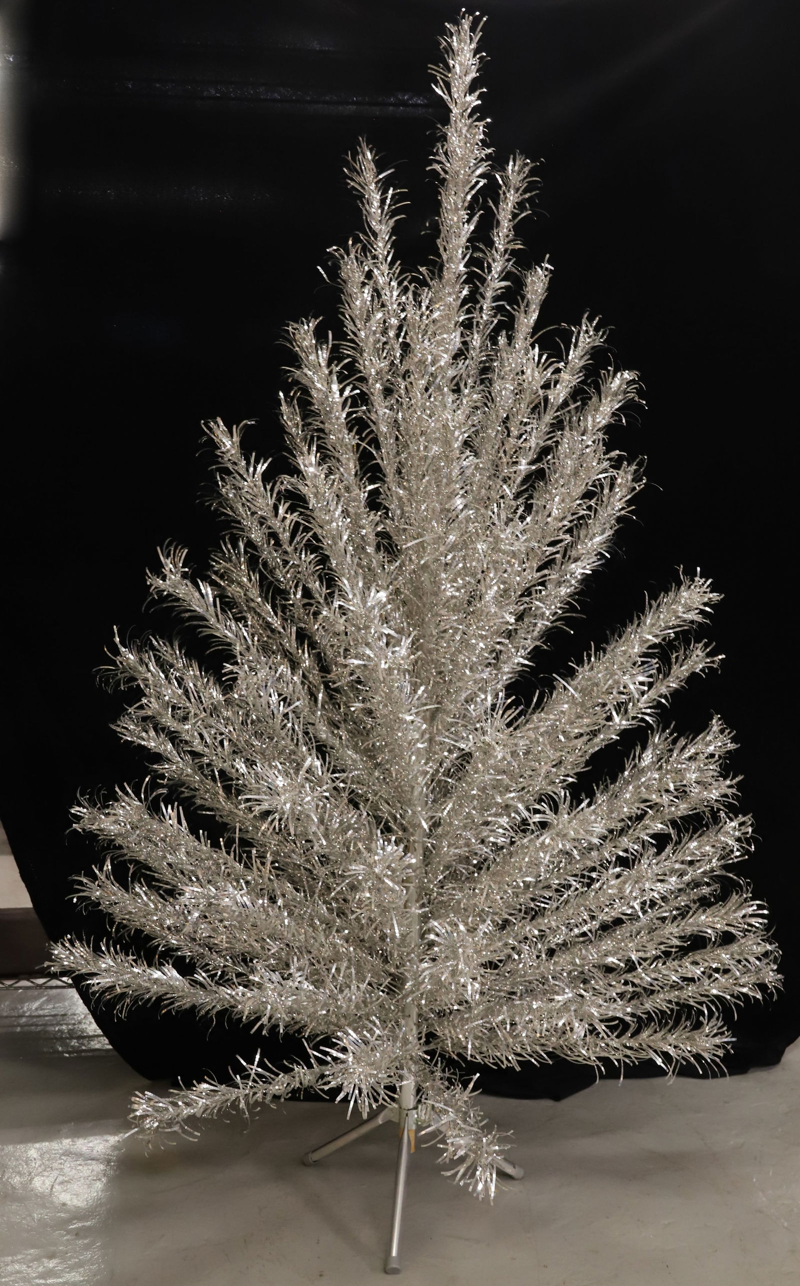 EVERGLEAM ALUMINUM CHRISTMAS TREE (1 of 7)