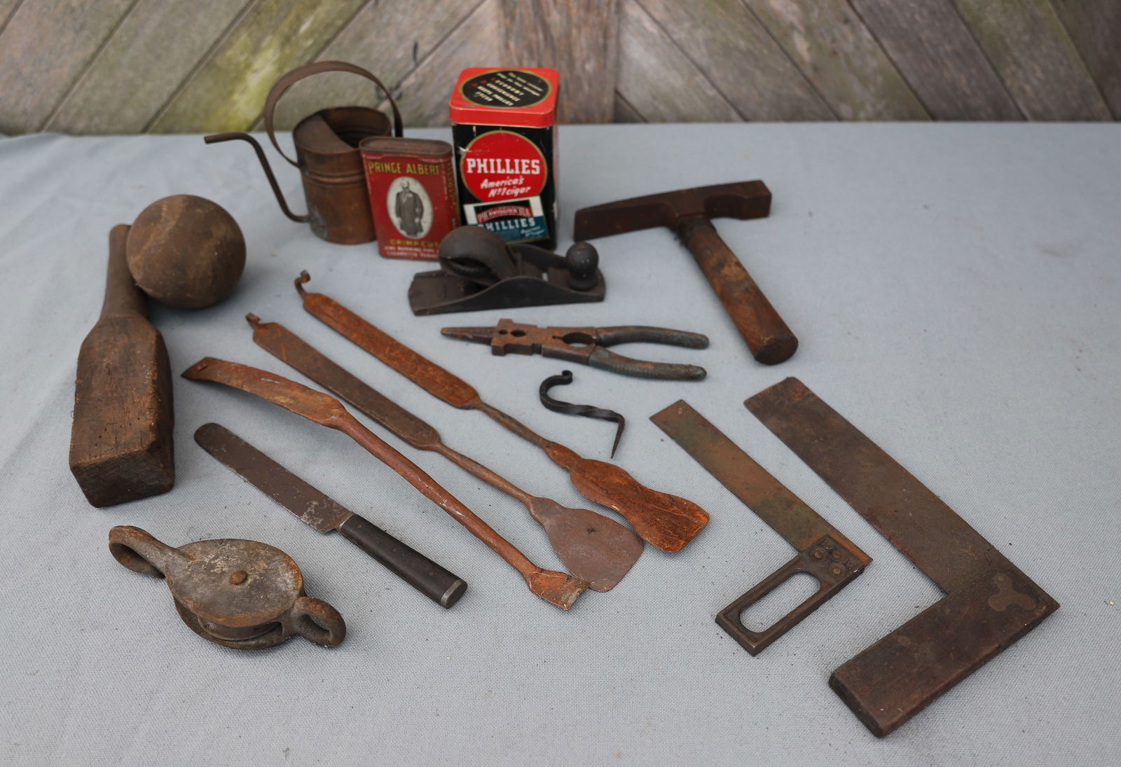 ANTIQUE TOOLS AND ADVERTISING TINS (1 of 4)