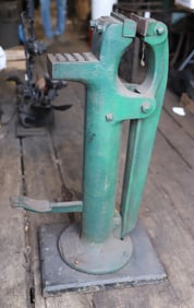 BLACKSMITH / FARRIER FOOT STEP VISE