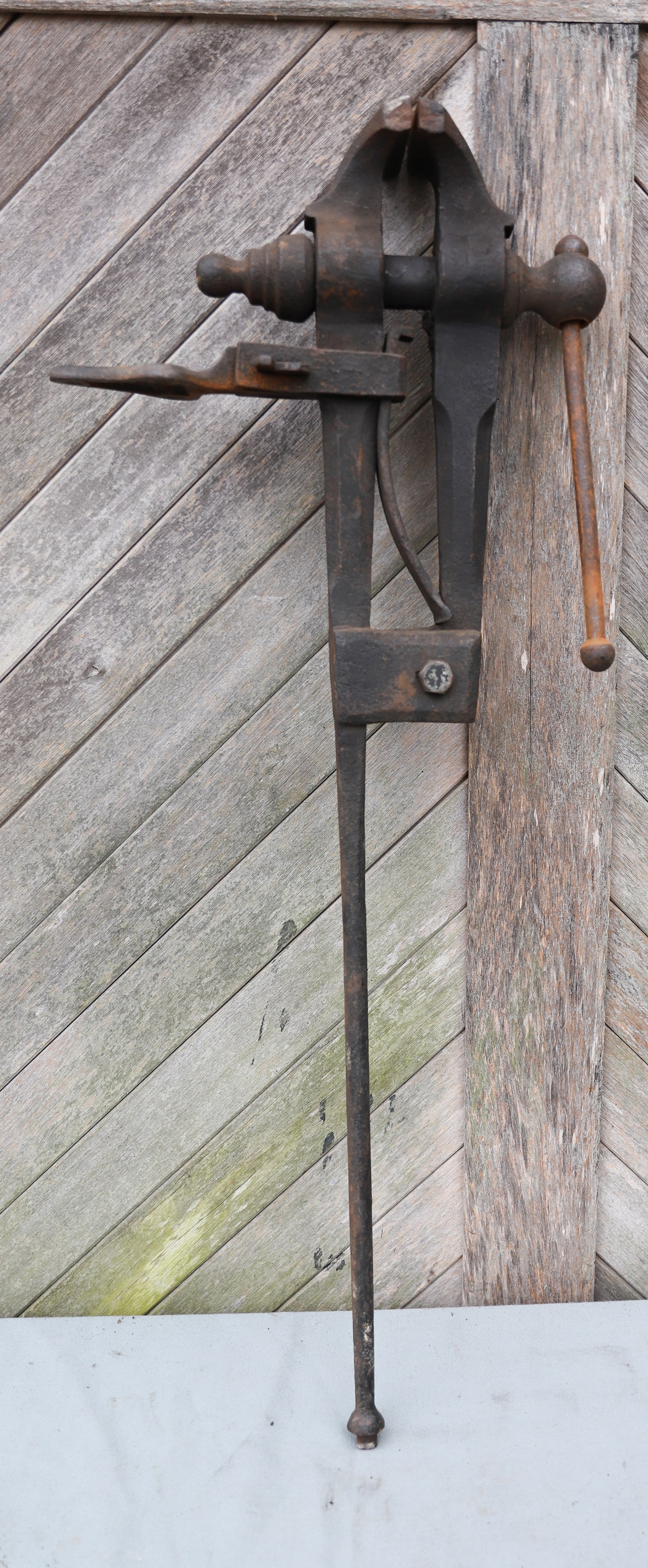VTG. BLACKSMITH POST VISE (1 of 4)