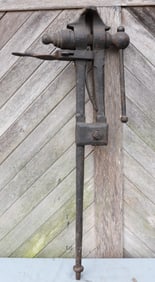 ANTIQUE INDIAN CHIEF BLACKSMITH POST LEG VISE