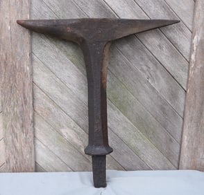 ANTIQUE T-STAKE / ANVIL