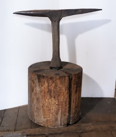ANTIQUE T-STAKE / ANVIL