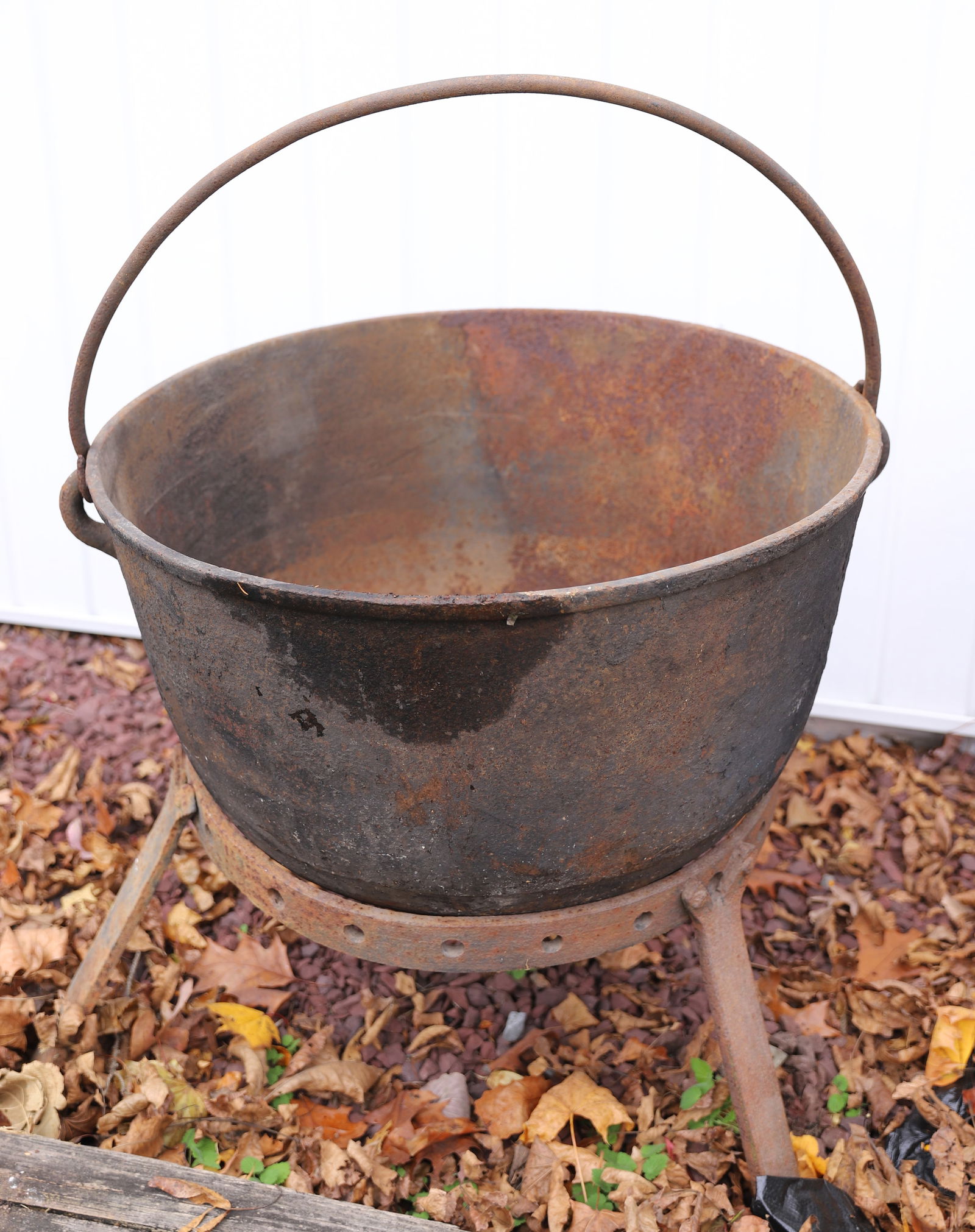 CAST IRON BUTCHER KETTLE / STAND