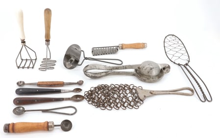 LOT OF VINTAGE KITCHEN UTENSILS