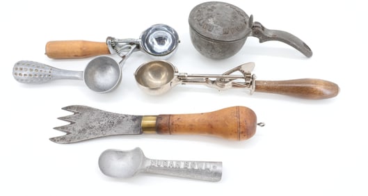 LOT OF ICE CREAM SCOOPS AND ICE SHAVER