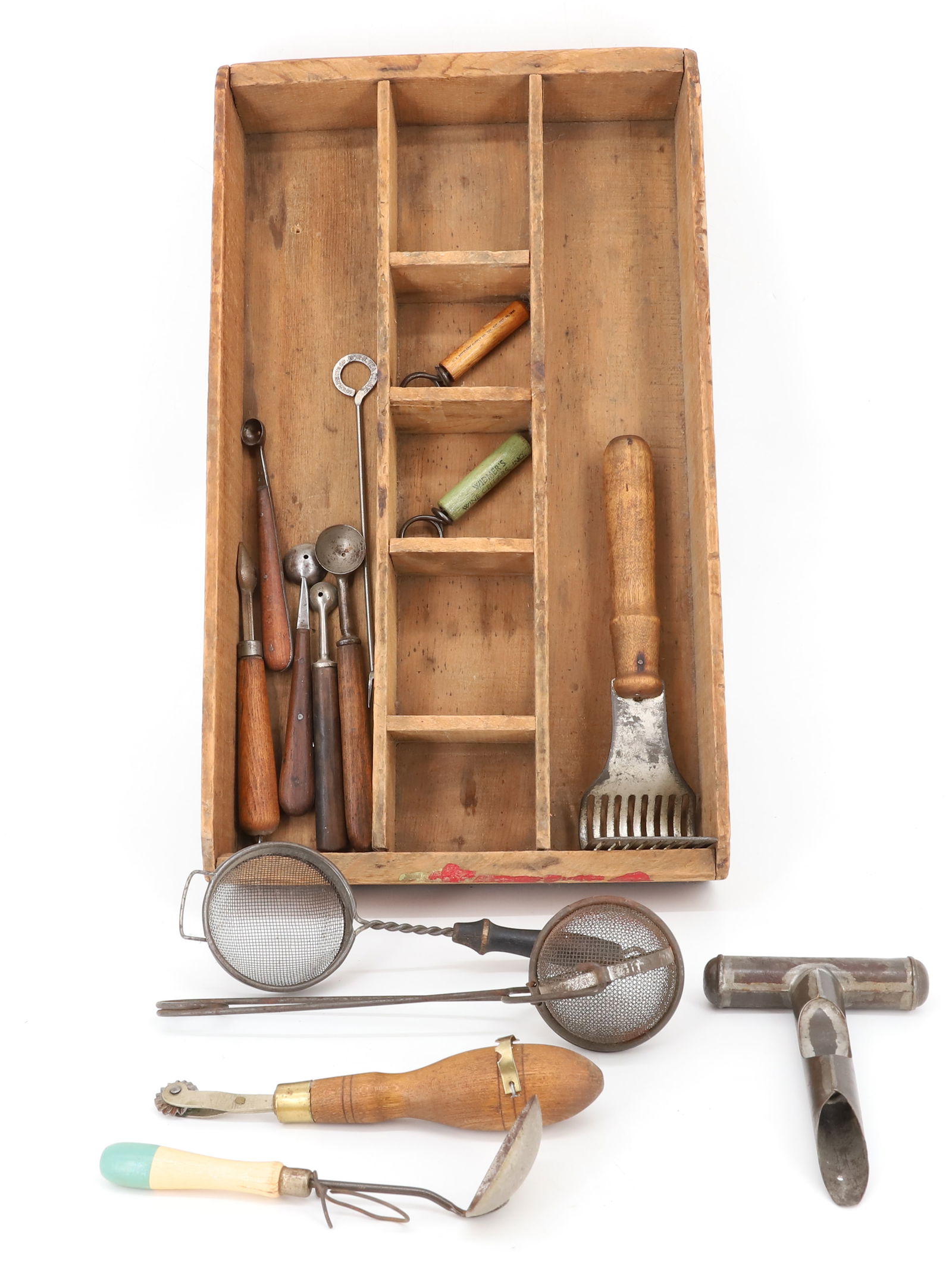 LOT OF KITCHEN UTENSILS AND CORKSCREWS (1 of 9)