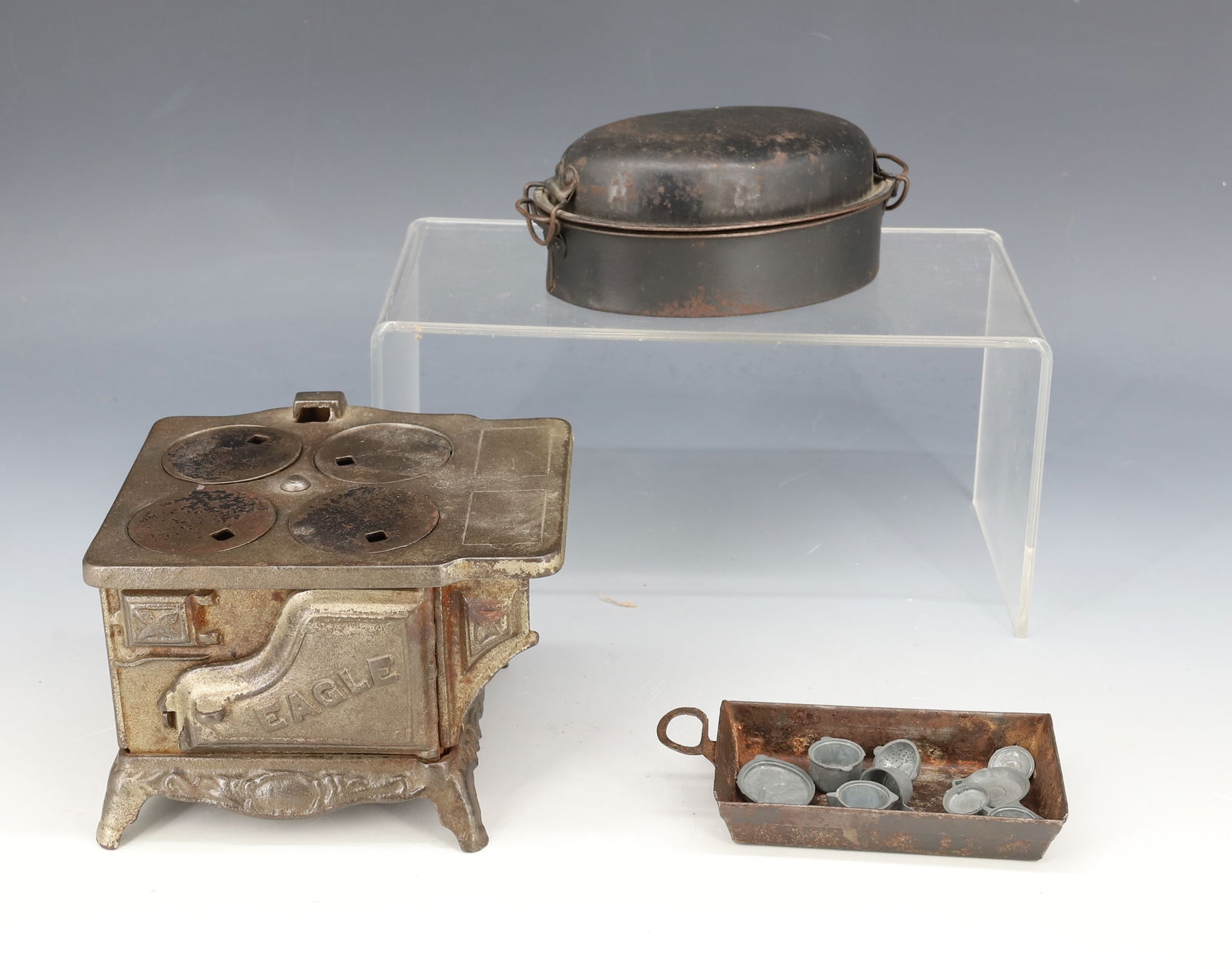 TOY "EAGLE" STOVE AND ACCESSORIES (1 of 5)
