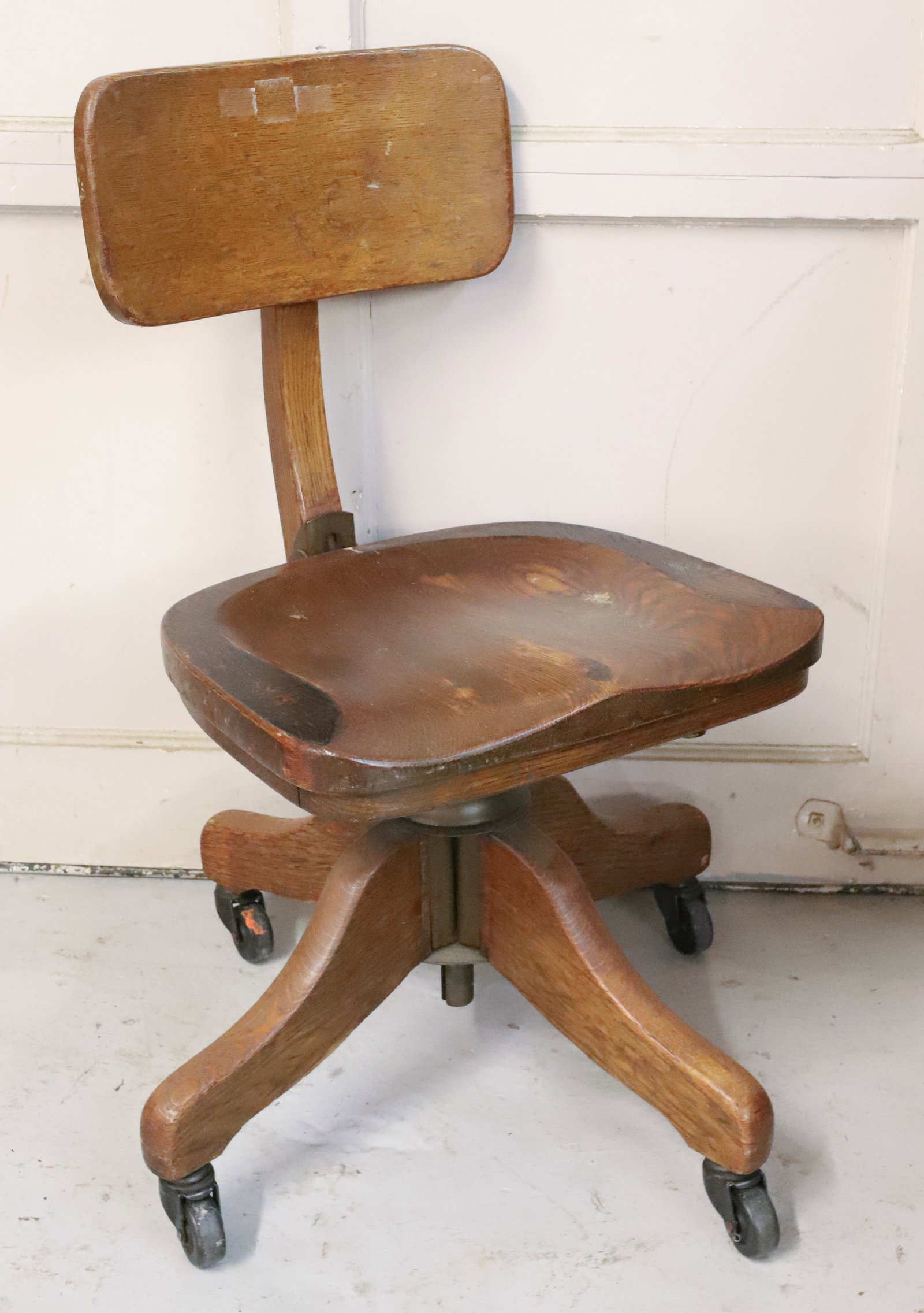 OAK DESK CHAIR: ADJUSTABLE OFFICE / DESK CHAIR ON FOUR CASTERS. 29 1/4" X 16" X 17 1/2". PLEASE READ CAREFULLY - Terms for Purchasing and Shipping of Auction Items. Please read carefully before bidding. Hartzell?s Au