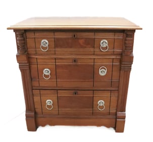 ANTIQUE CHEST OF DRAWERS