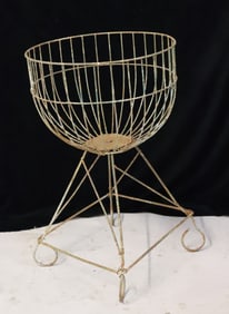 PAINTED WIRE PLANT STAND