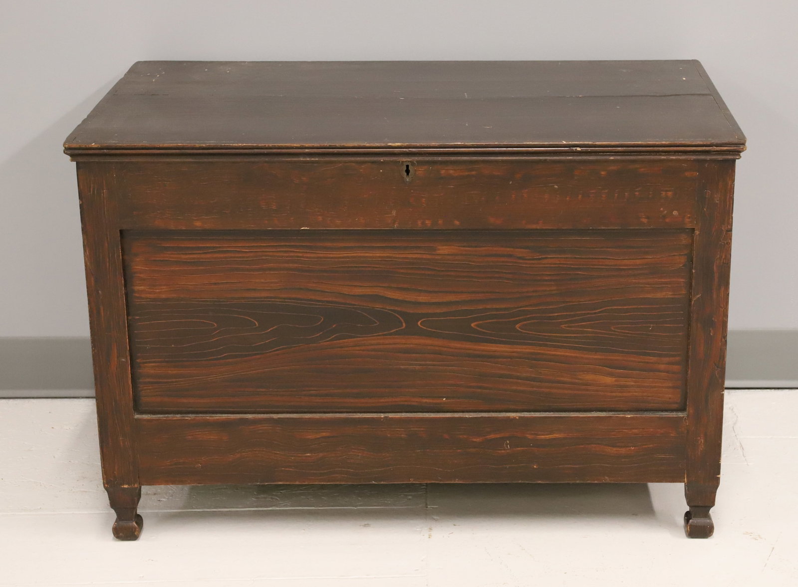 GRAIN PAINTED BLANKET CHEST: DARK FAUX-GRAINING PANELED CHEST. INTERIOR LINED WITH WALLPAPER. 22" X 33 1/2" X 19 1/2". PLEASE READ CAREFULLY - Terms for Purchasing and Shipping of Auction Items. Please read carefully before biddi