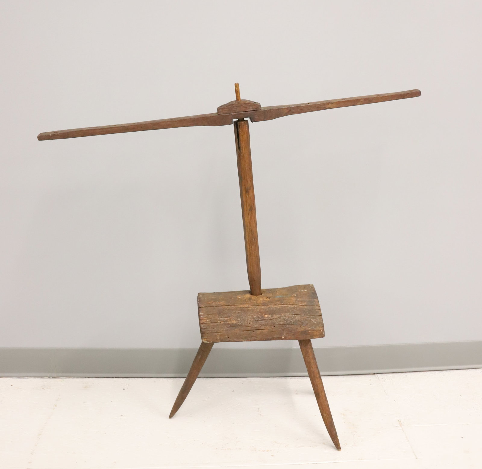 PRIMITIVE WOODEN WINDER: THREE-LEGGED BASE WITH OCTAGONAL SHAFT AND REVOLVING ARM. 38" X 36 1/4". PLEASE READ CAREFULLY - Terms for Purchasing and Shipping of Auction Items. Please read carefully before bidding. Hartzell̵