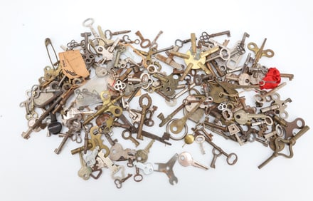 LARGE LOT OF ANTIQUE KEYS