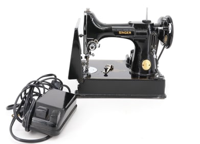 SINGER FEATHERWEIGHT SEWING MACHINE