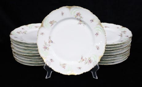 LOT OF MATCHING DINNER PLATES