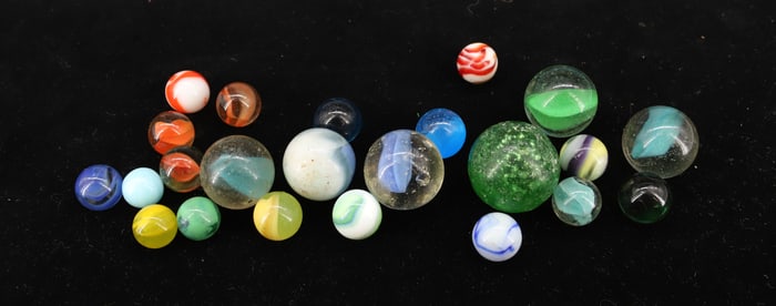 LOT OF VINTAGE GLASS MARBLES