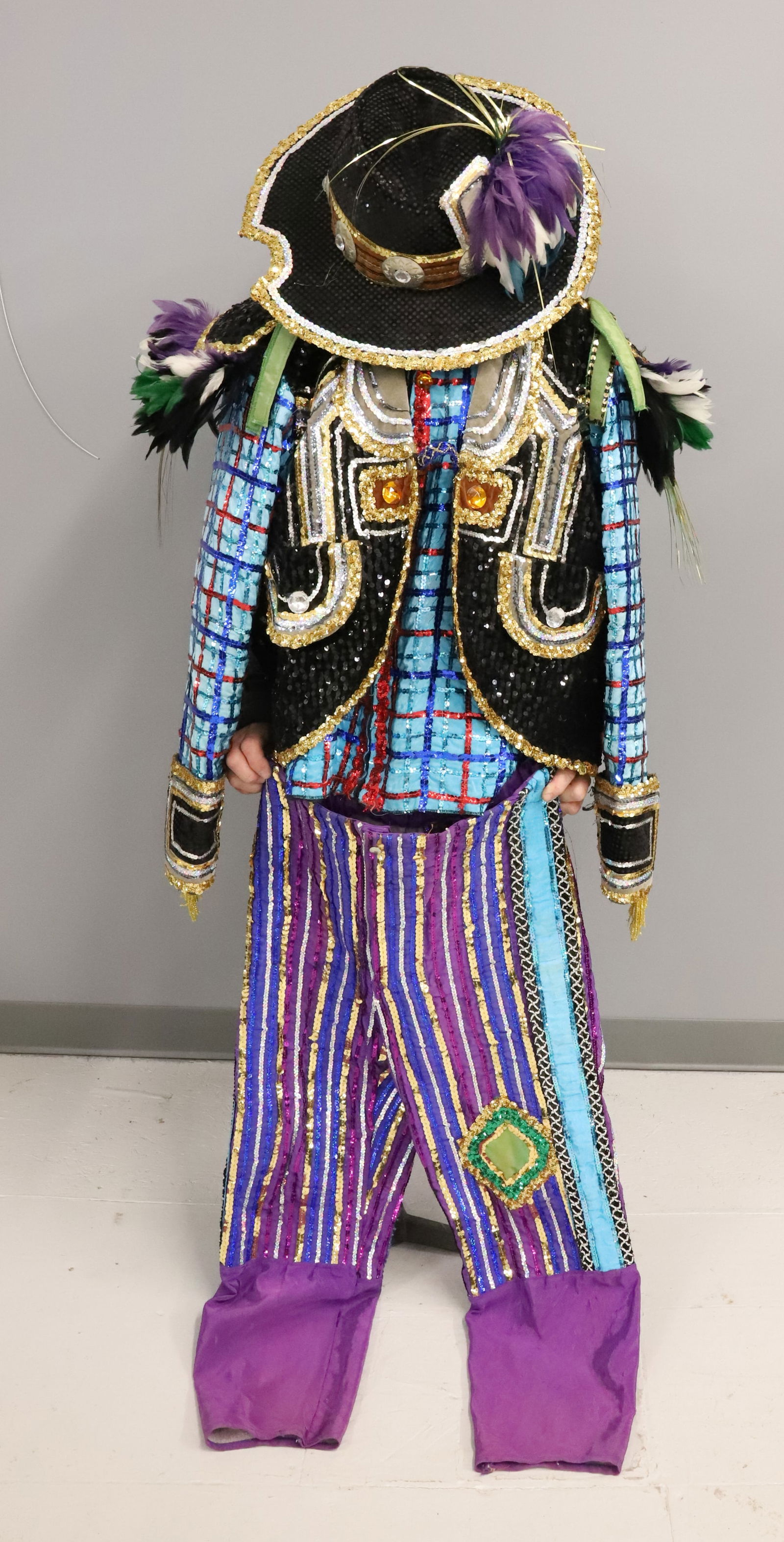 DEL BUONO COSTUME, MUMMERS PARADE: HAT, JACKET, VEST AND PANTS. HAT MRKD. SIZE LARGE. SEQUINS, GEMS, FEATHERS, TRIMWORK AND MORE. FROM MUMMER'S DAY PARADE, PHILADELPHIA, PA. PLEASE READ CAREFULLY - Terms for Purchasing and Shipping of