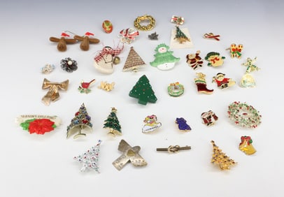 LOT OF VINTAGE CHRISTMAS PINS