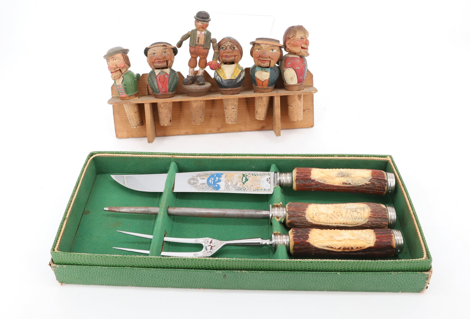 CARVED WOODEN BOTTLE TOPPERS / CARVING SET: (6) ARTICULATED FIGURES ON CORKS IN RACK MRKD ITALY. 10 3/4" L. WITH, BOXED CARVING SET. KNIFE IS MRKD. KURT PONGE. CARVED HANDLES AND DECORATED FORK/KNIFE BLADE. PLEASE READ CAREFULLY - Terms for Pur