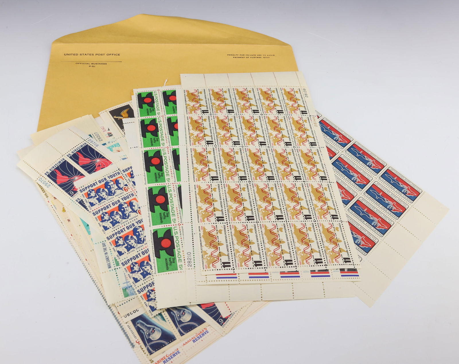 LOT OF EARLY U.S. STAMPS (1 of 10)