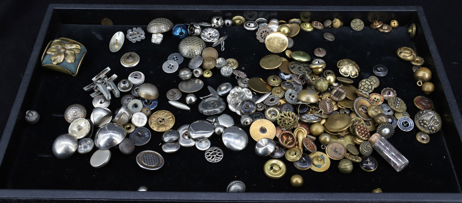LOT OF ANTIQUE BUTTONS: VARIETY OF SIZES AND STYLES. BRASS AND PRESSED METAL. PLEASE READ CAREFULLY - Terms for Purchasing and Shipping of Auction Items. Please read carefully before bidding. Hartzell’s Auction Gallery